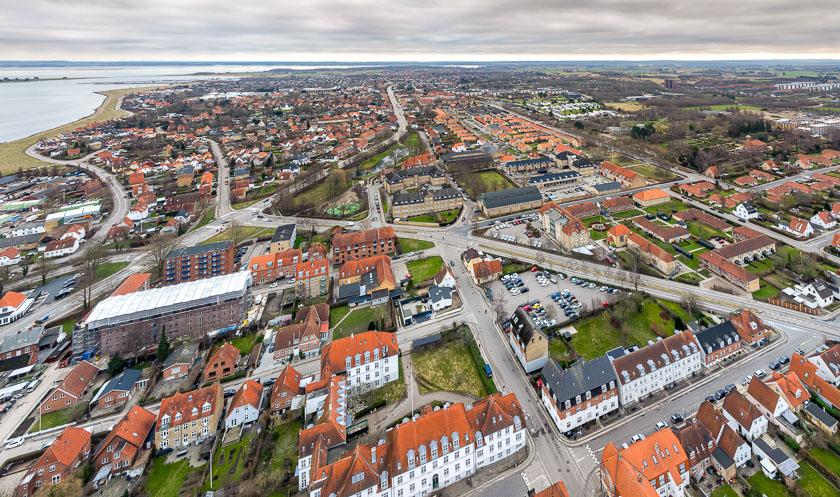 Det østlige Holbæk med Absalon Campus Holbæk i forgrunden. Dronefoto