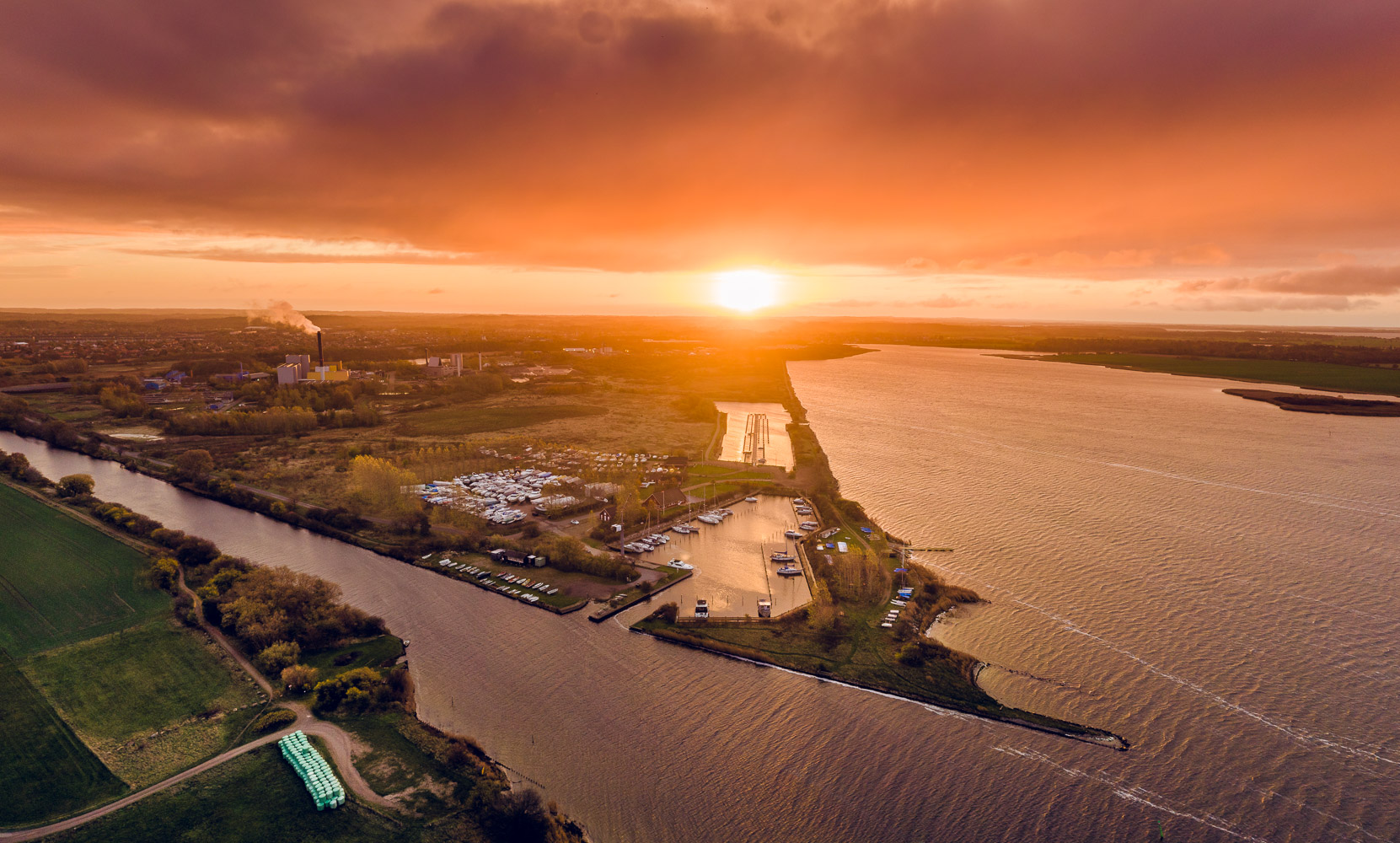 Dronefoto af Næstved Sejlklub på Ydernæs i solopgangen