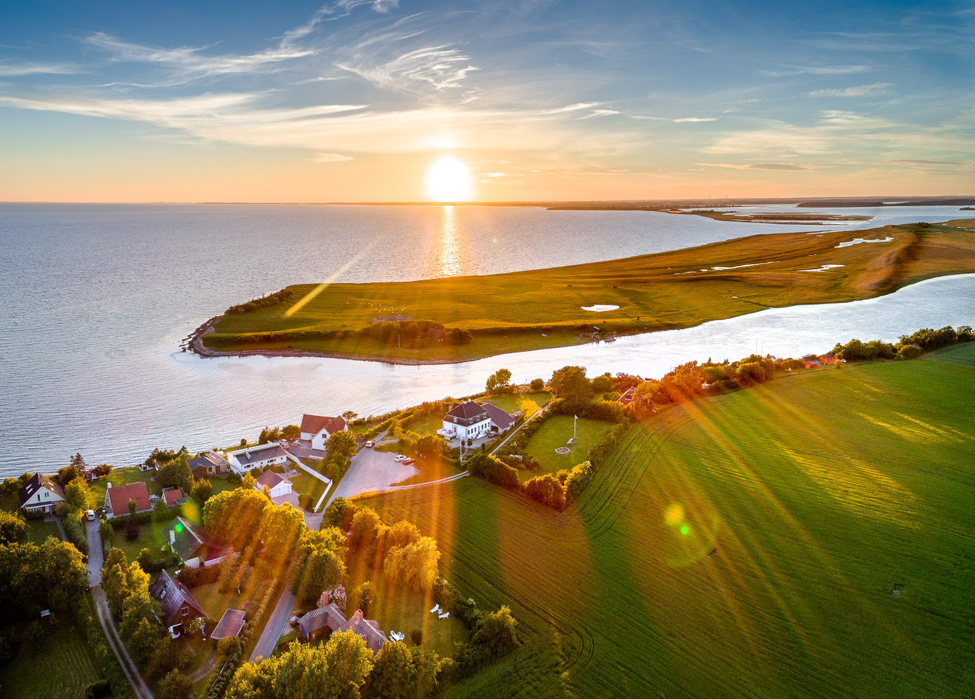 Dronefoto fra Svinø med Dybsø i baggrunden