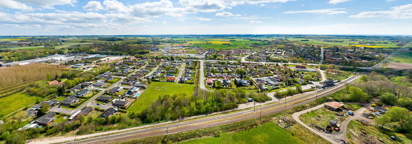 Dronefoto af den nordlige del af Holemolstrup med parcelhuskvarteret