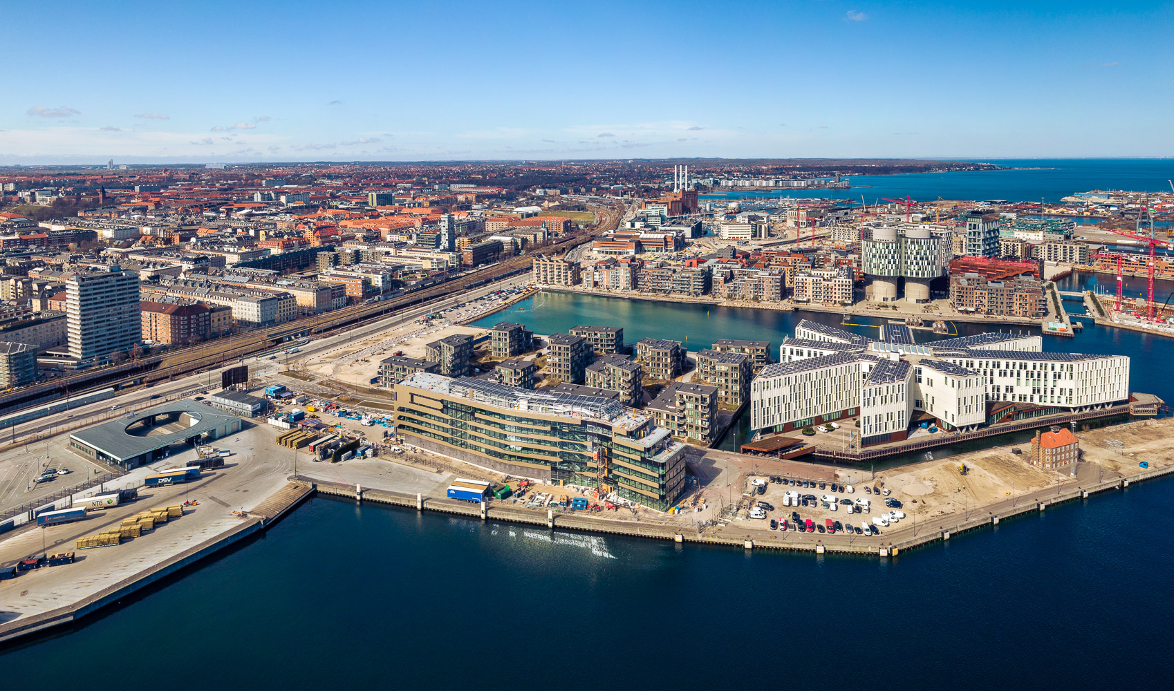 Dronefoto af Nordhavn og Tuoborg Havn set fra syd. Til højre i billedet FN Bygningen