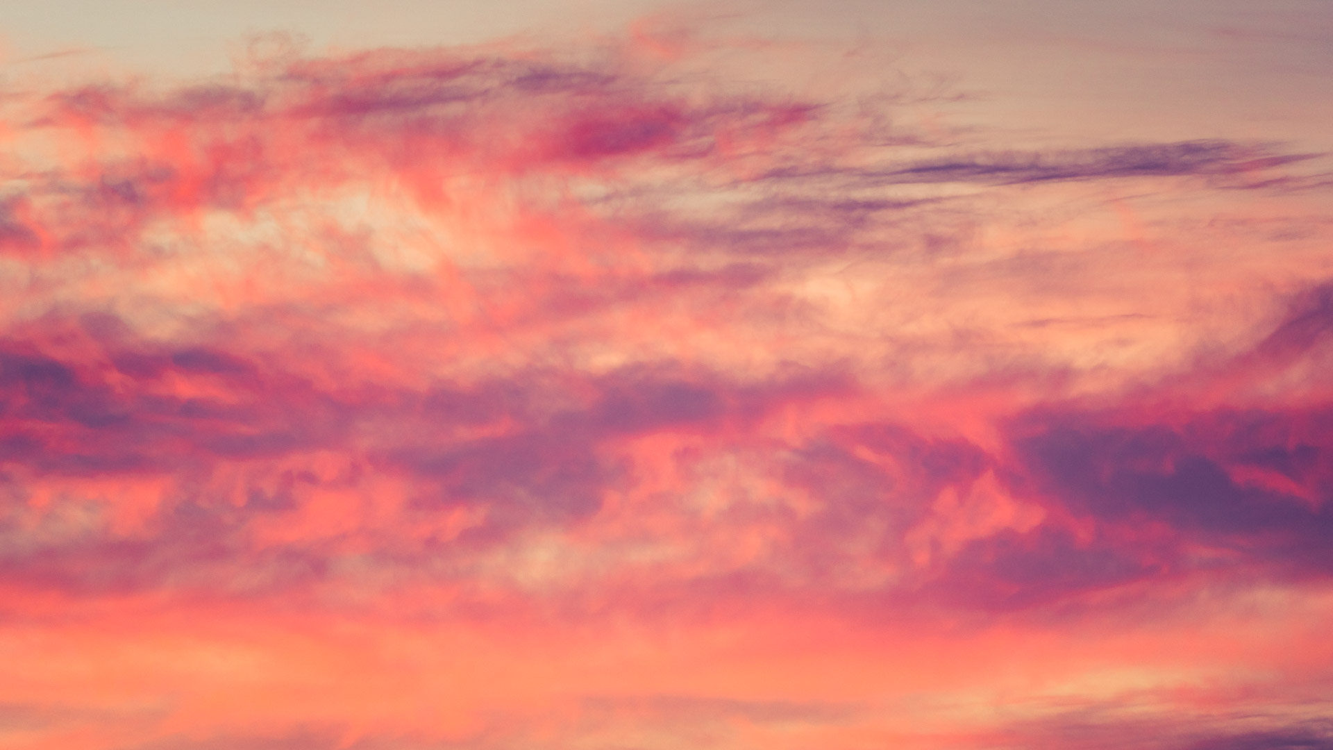 Evening clouds in orange, red and prurple

Aften skyer i orange, rød og violet