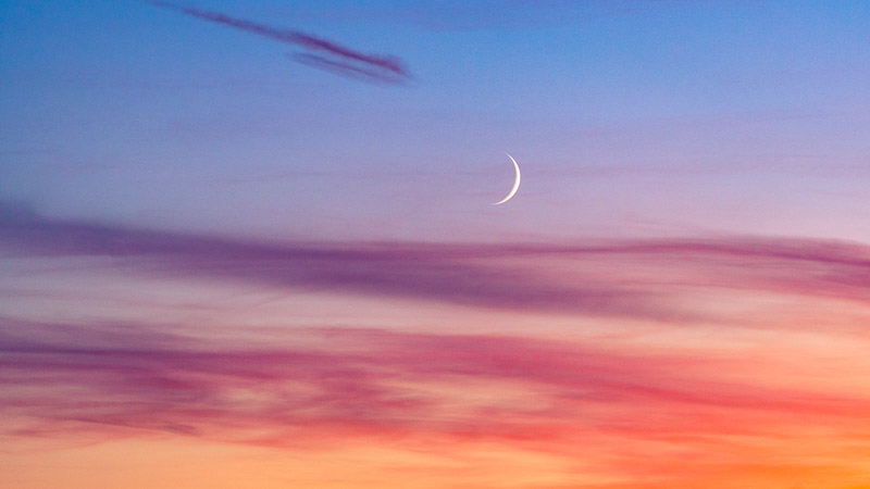 The new moon 'painted' on a colorfull evening sky.

Nymånen malet på den smukkeste aftenhimmel