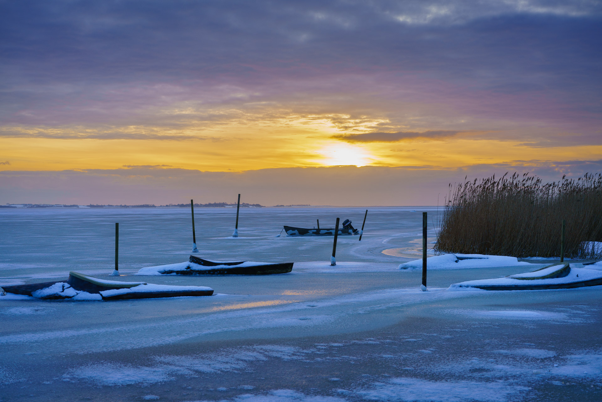 Solnedgang ved Basnæs en rigtig vinterdag. Ved langvarig frost kan man gå eller løbe på ski tværs over fjorden.