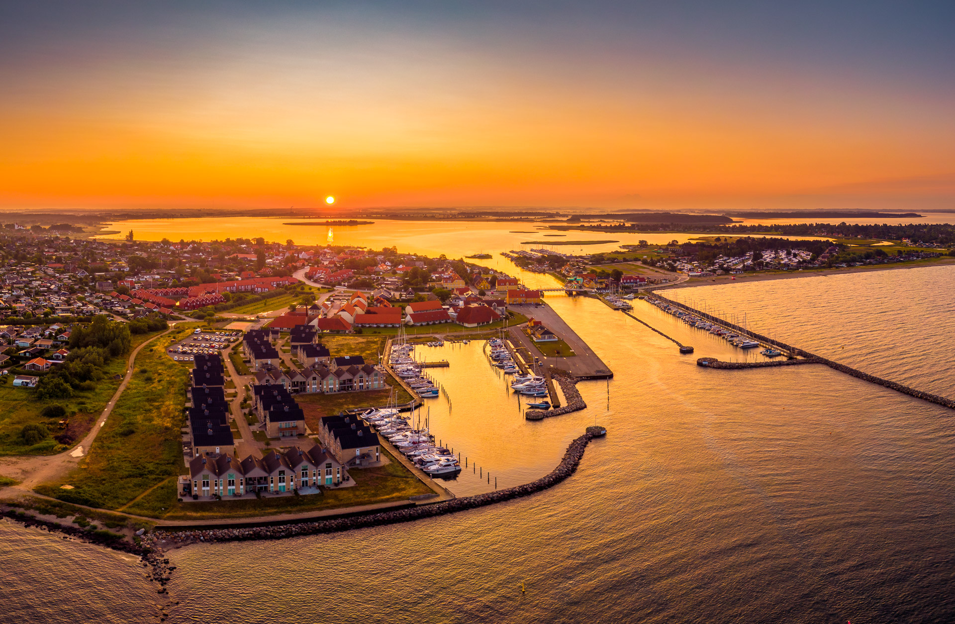 Søfronten, den nye havn i Karrebæksminde og måske en af Danmarks alle smukkeste indsejlinger til en fjord. Til højre i billedet ses boren Græshoppen, som forbinder Karrebæksminde med Enø. I baggrunden øen Lindholm og Gavnø.

En del af SydkystDanmark