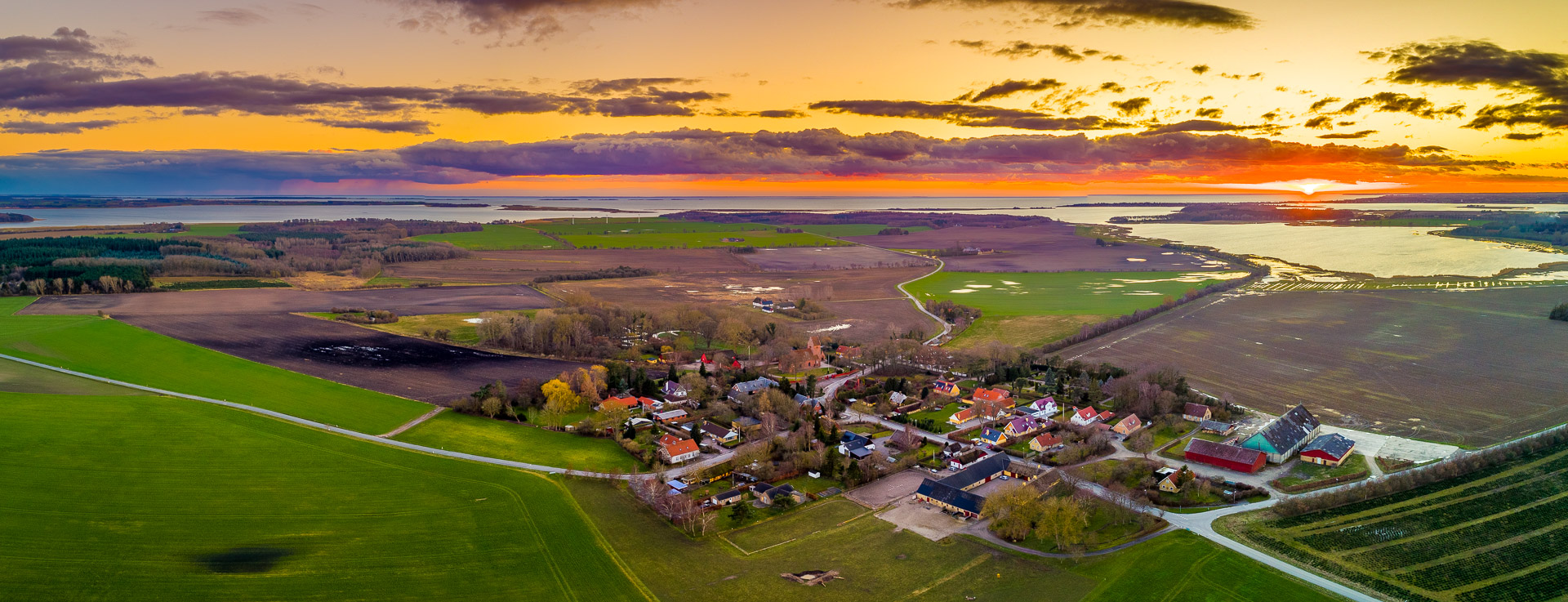 Vejlø fotograferet fra nordvest i det meget tidlige forår. I det fjerne fra venstre mod højre ses Svinø, Dybsø, Enø, Carls Gab og Karrebæksminde. Vejlø er en del af SydkystDanmark.