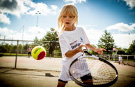Sportsportræt af en ung tennisstjerne. Reklmefotograf i arbejde på tenniskamp for børn